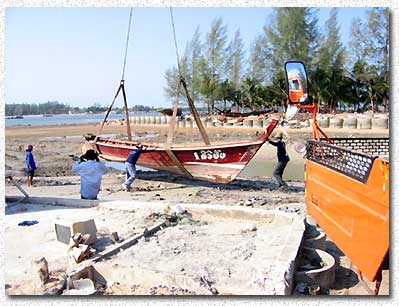 Thai Marine's Help for Putting Boats on Land